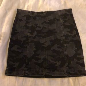 grayscale camo fp mini skirt